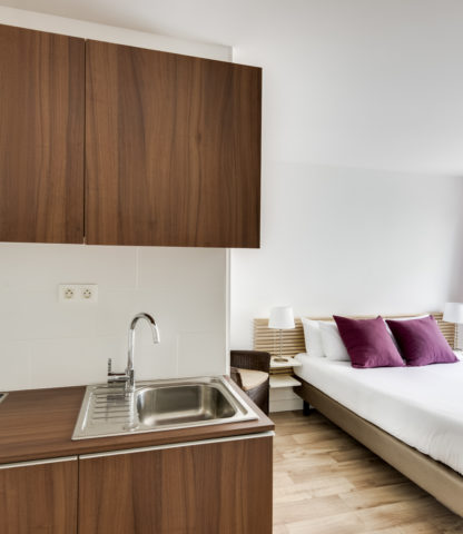 Kitchenette et chambre - Studio Supérieur Double Appart hôtel à Pau Victoria Garden