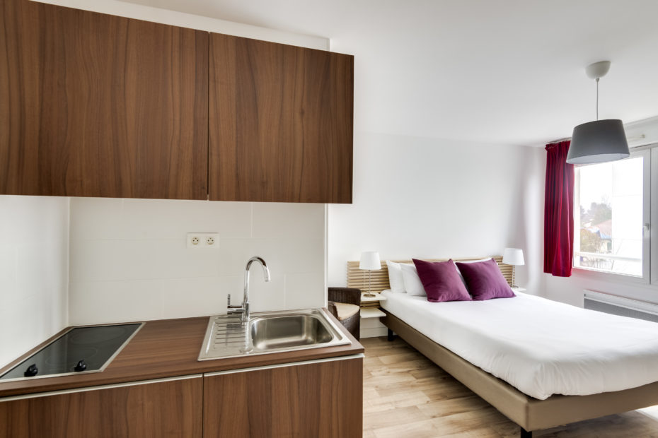Kitchenette et chambre - Studio Supérieur Double Appart hôtel à Pau Victoria Garden